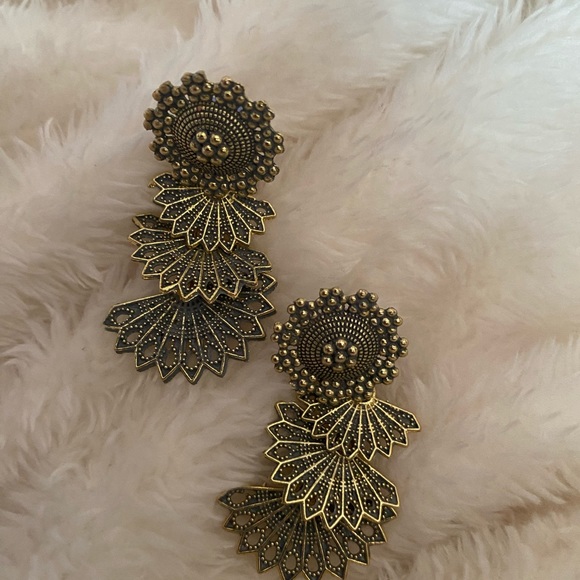 Gold toned earrings - Picture 5 of 7